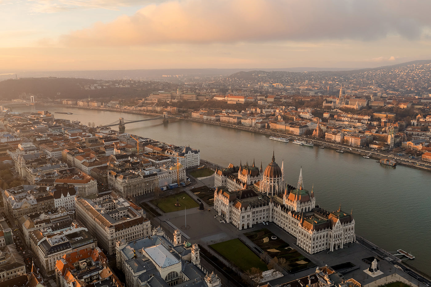 Parlament madártávlatból napkeltekor #5507
