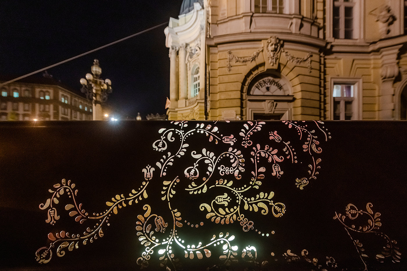 Díszes pad a Vígszínháznál #5575