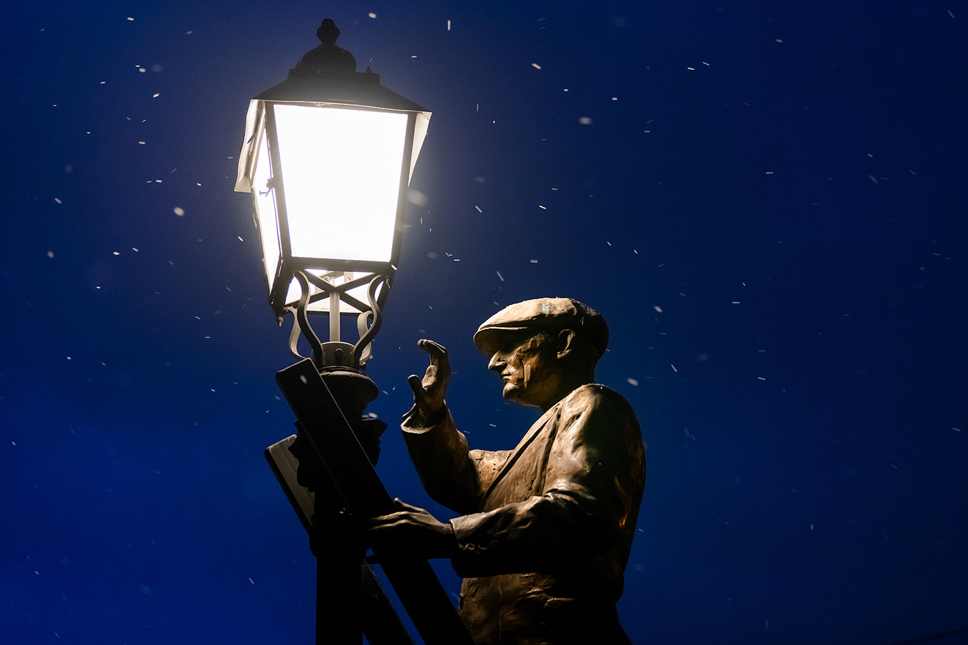 Statue of the lamplighter on Teleki László Square #5583