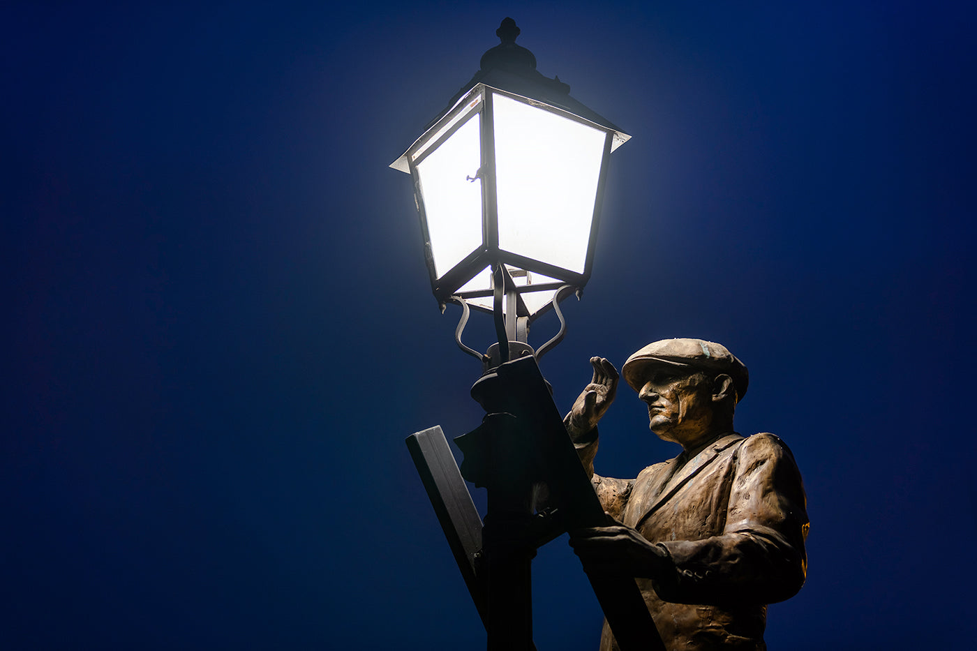 Statue of the lamplighter on Teleki László Square #5584