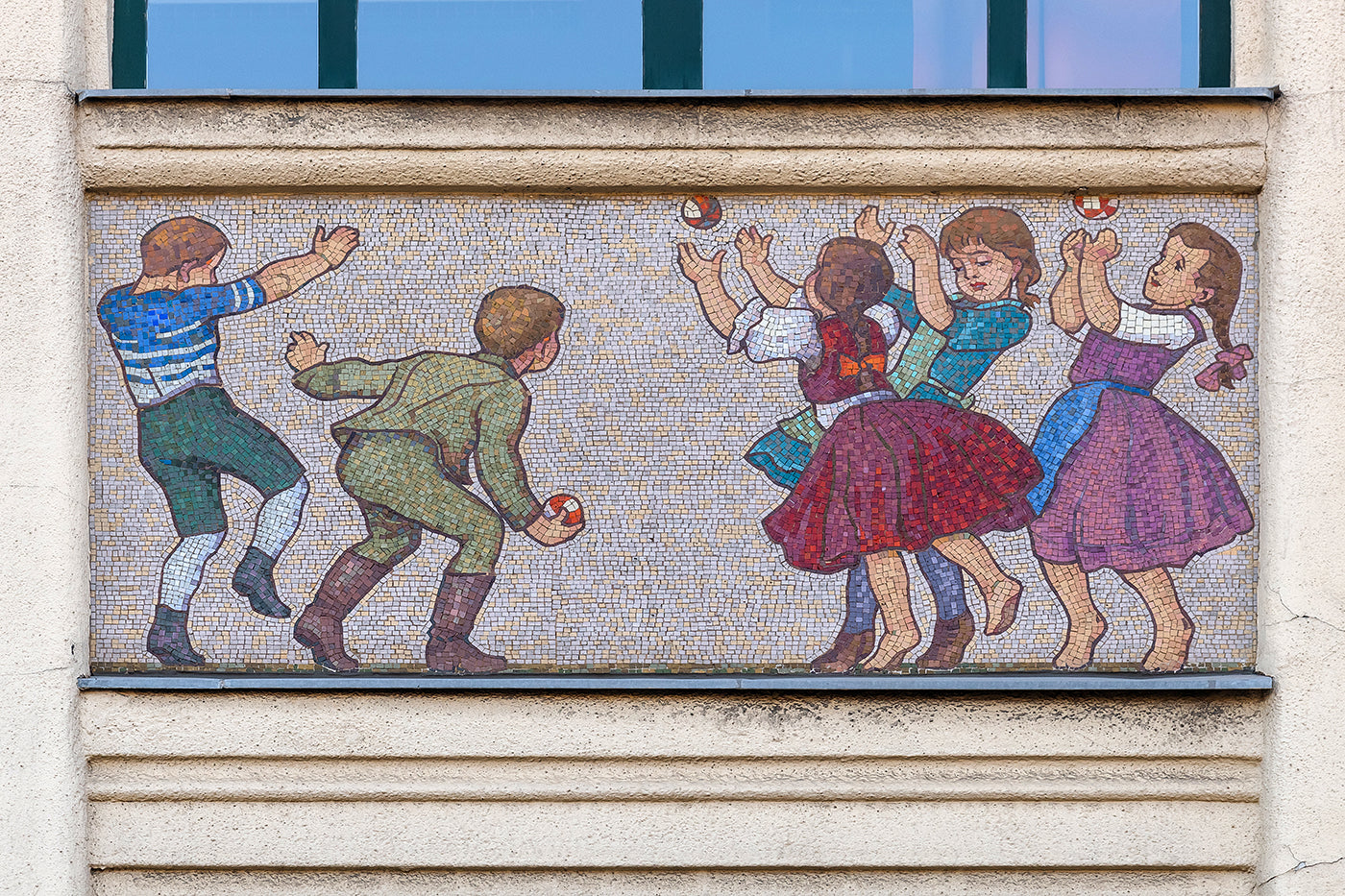 Madách Gimnázium homlokzatának mozaikképei #5954