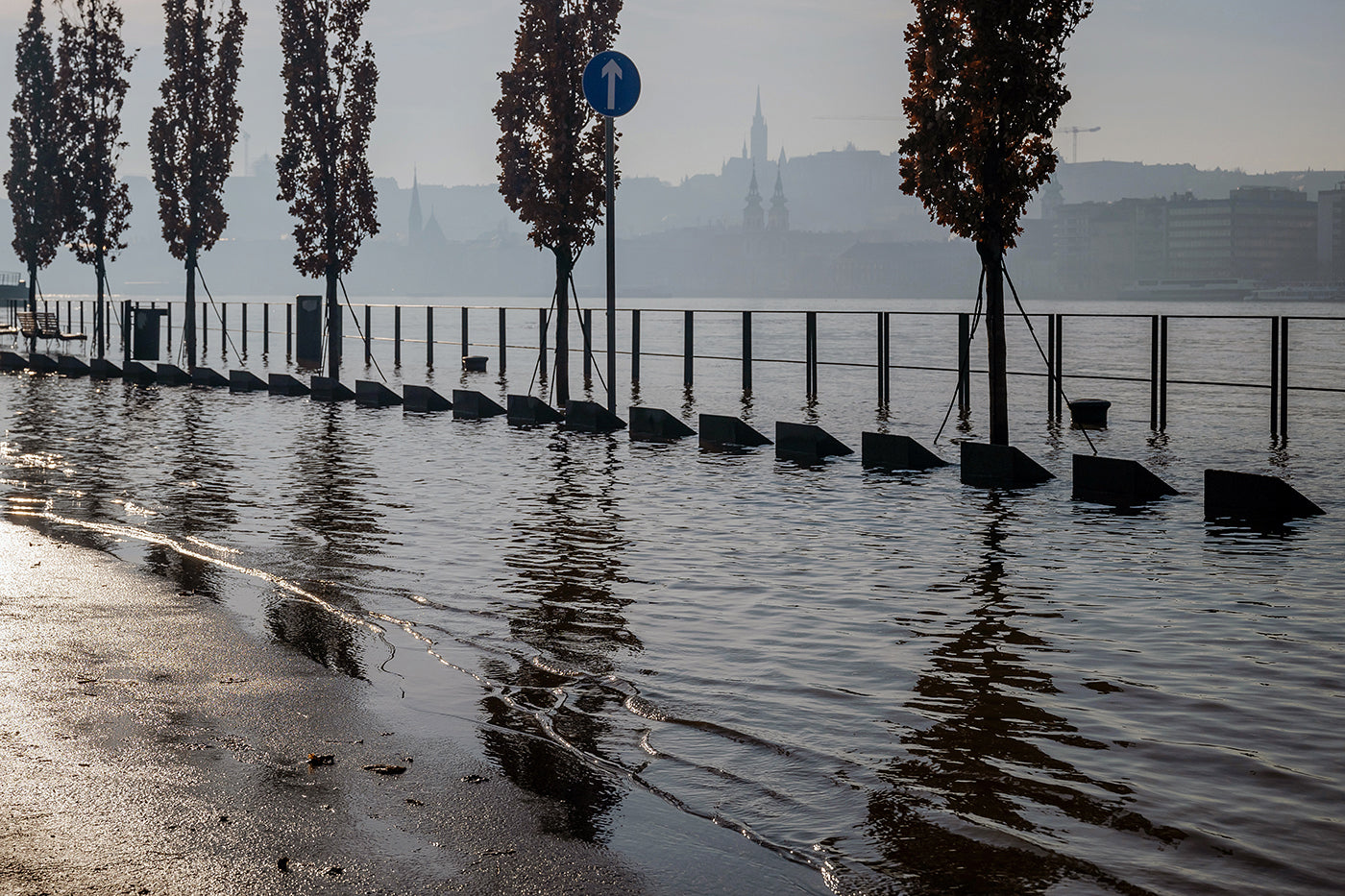 Flood on the quay #6100