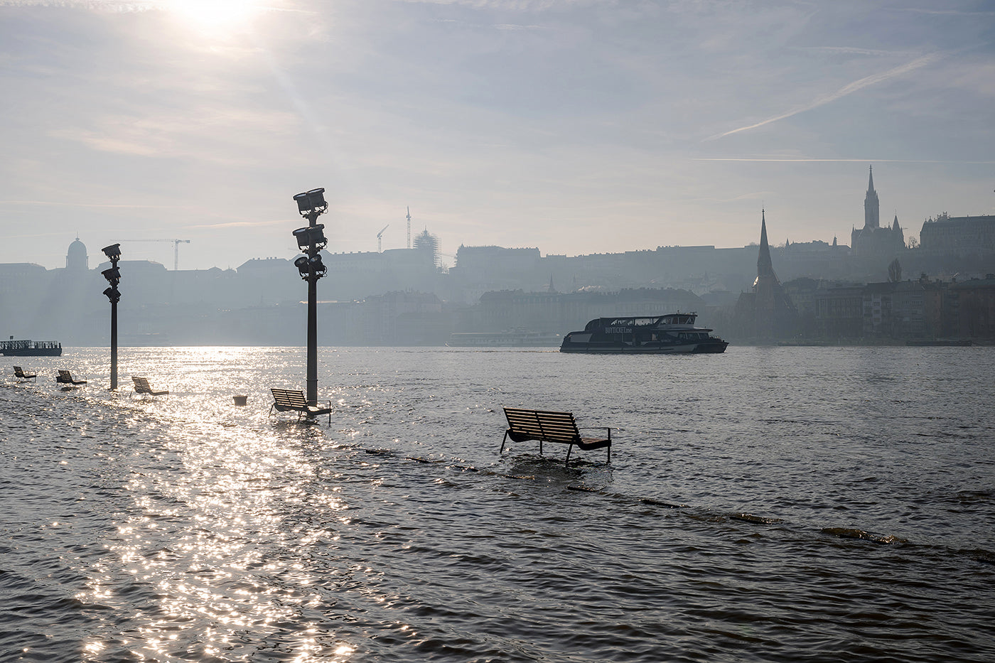 Flood on the quay #6120