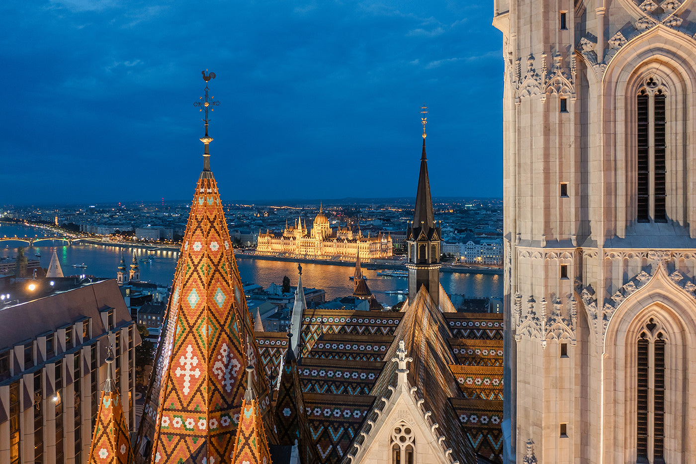 Budapest – Parlament a Mátyás templom felől este | Fine Art giclée fotónyomat és falikép