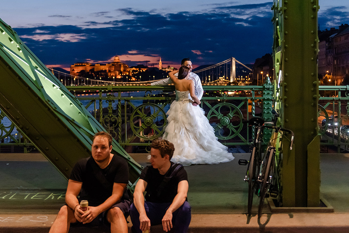 Wedding couple on the Liberty Bridge #6551