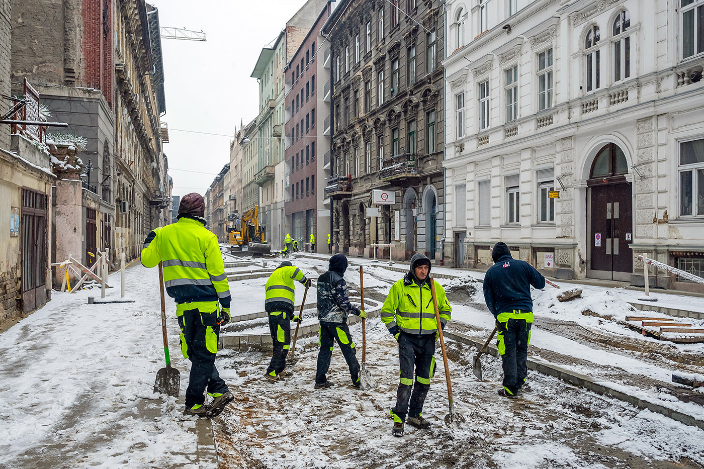 Workers on snowy Csengery Street #6601