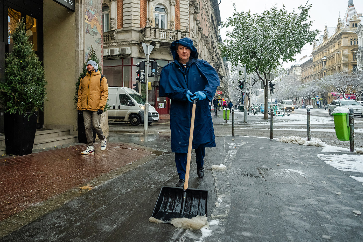Snow removal in front of the Béke Hotel #6603