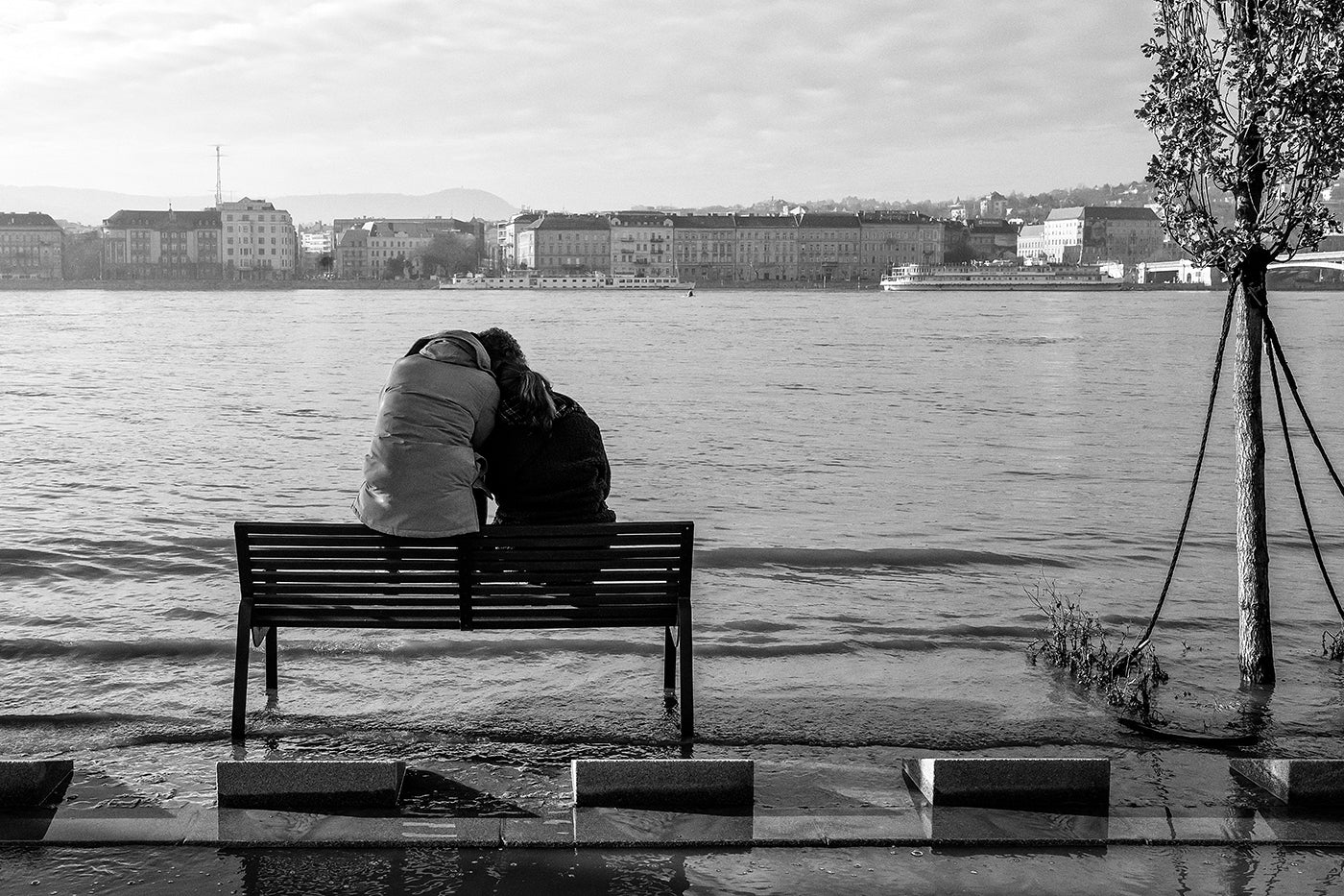 Pár egy padon árvíz idején #6716