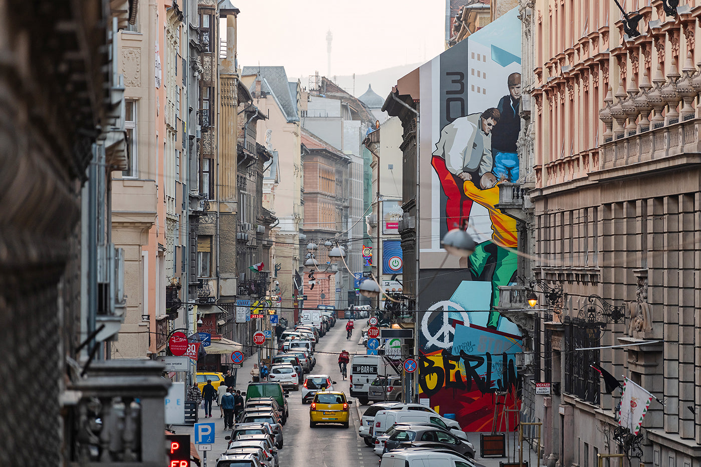 "Berlini fal" falfestmény az Akácfa utcában #7083