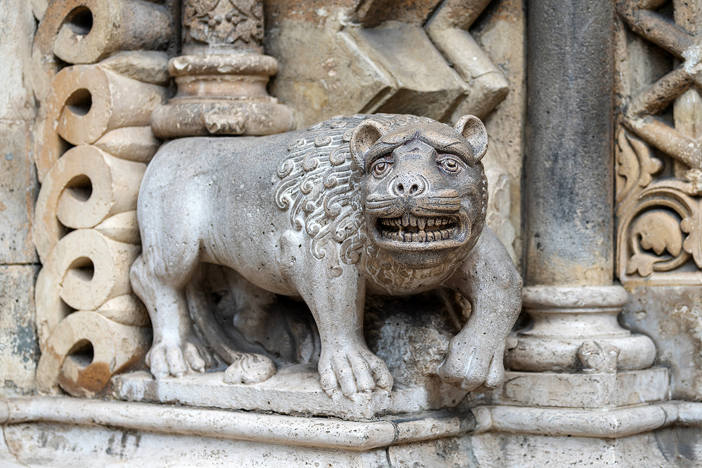 Lion statue at the entrance to the Jáki Chapel #7251