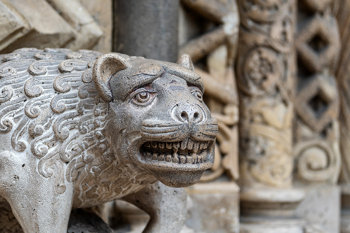 Lion statue at the entrance to the Jáki Chapel #7252