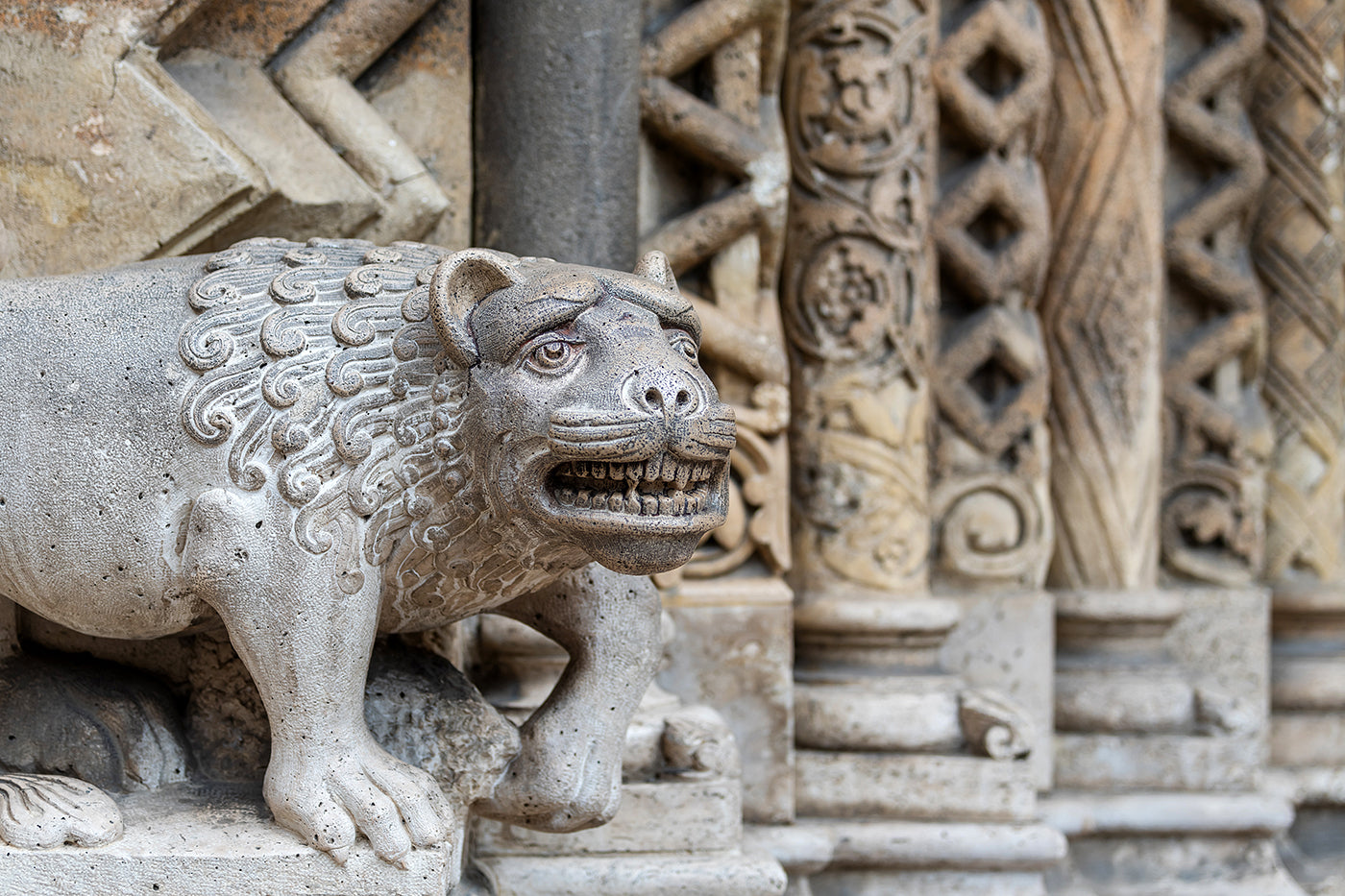 Lion statue at the entrance to the Jáki Chapel #7253