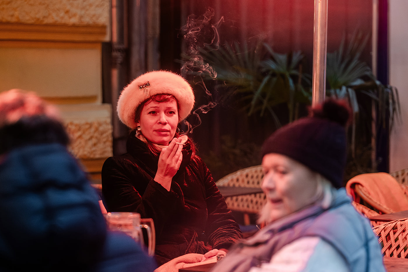 Cigarettázó nő a Zrínyi utcában #7726