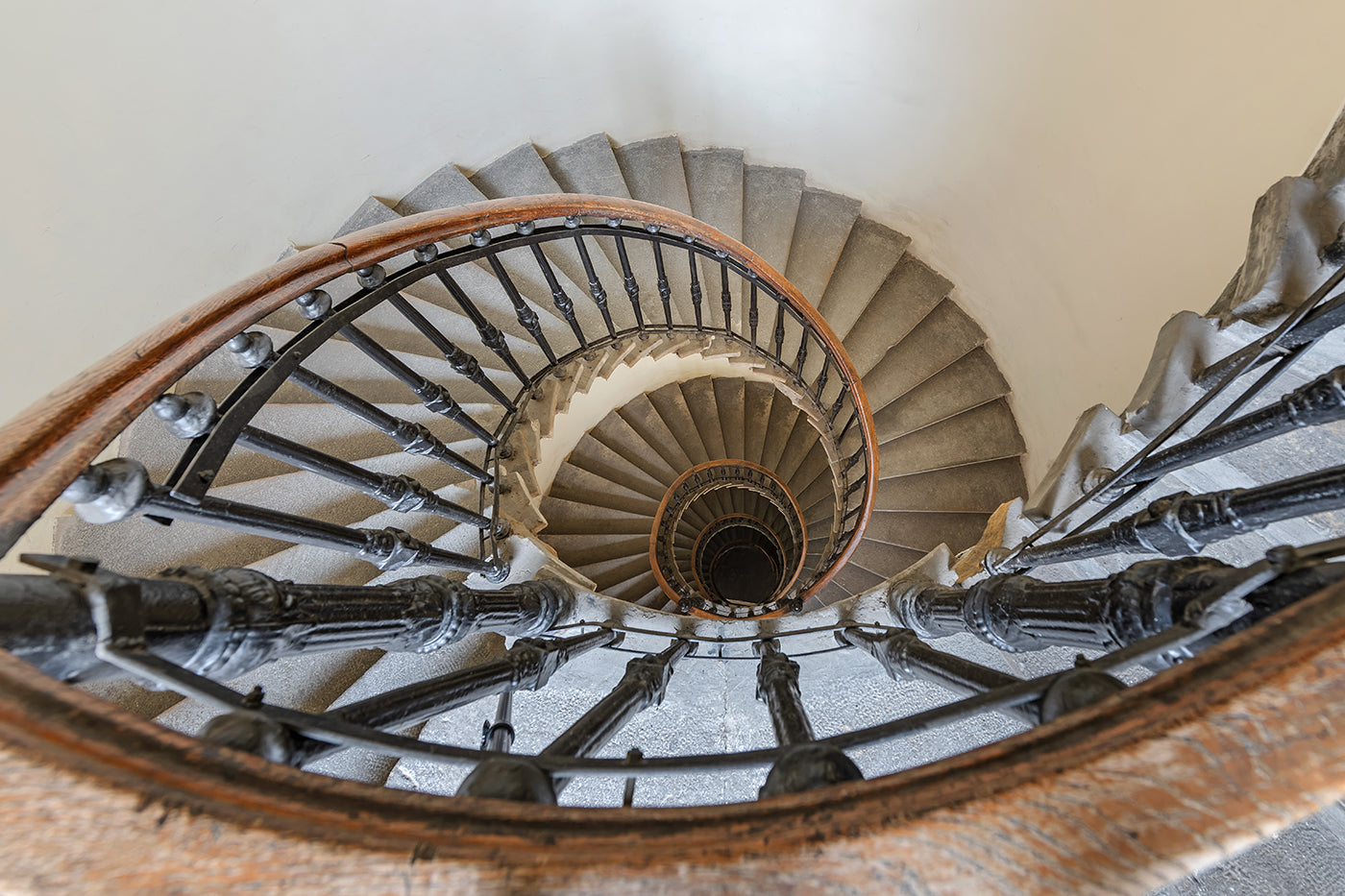 Spiral staircase at Váci Street 7 #8062