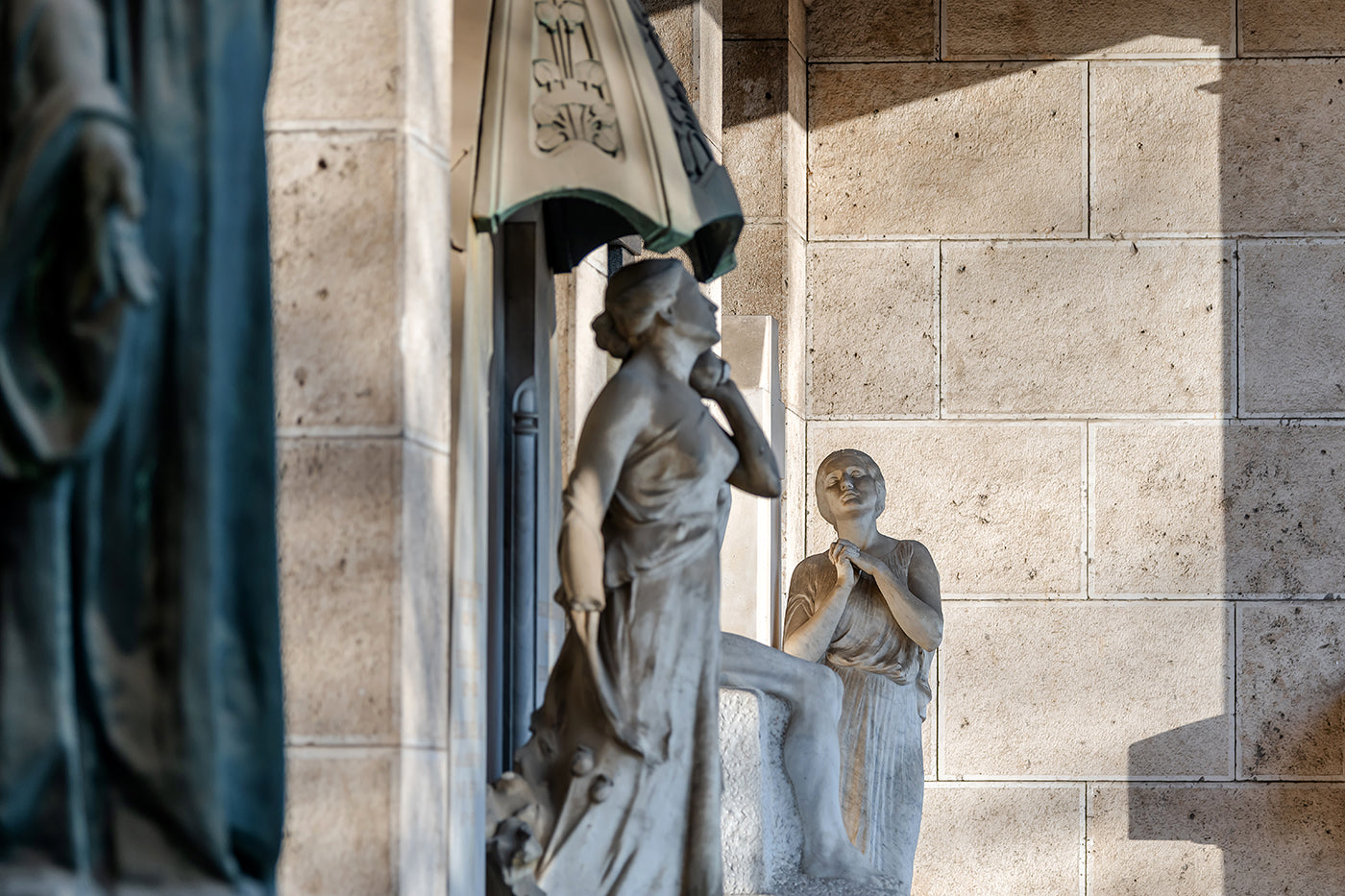 Statues in the Fiumei Street Cemetery #8449