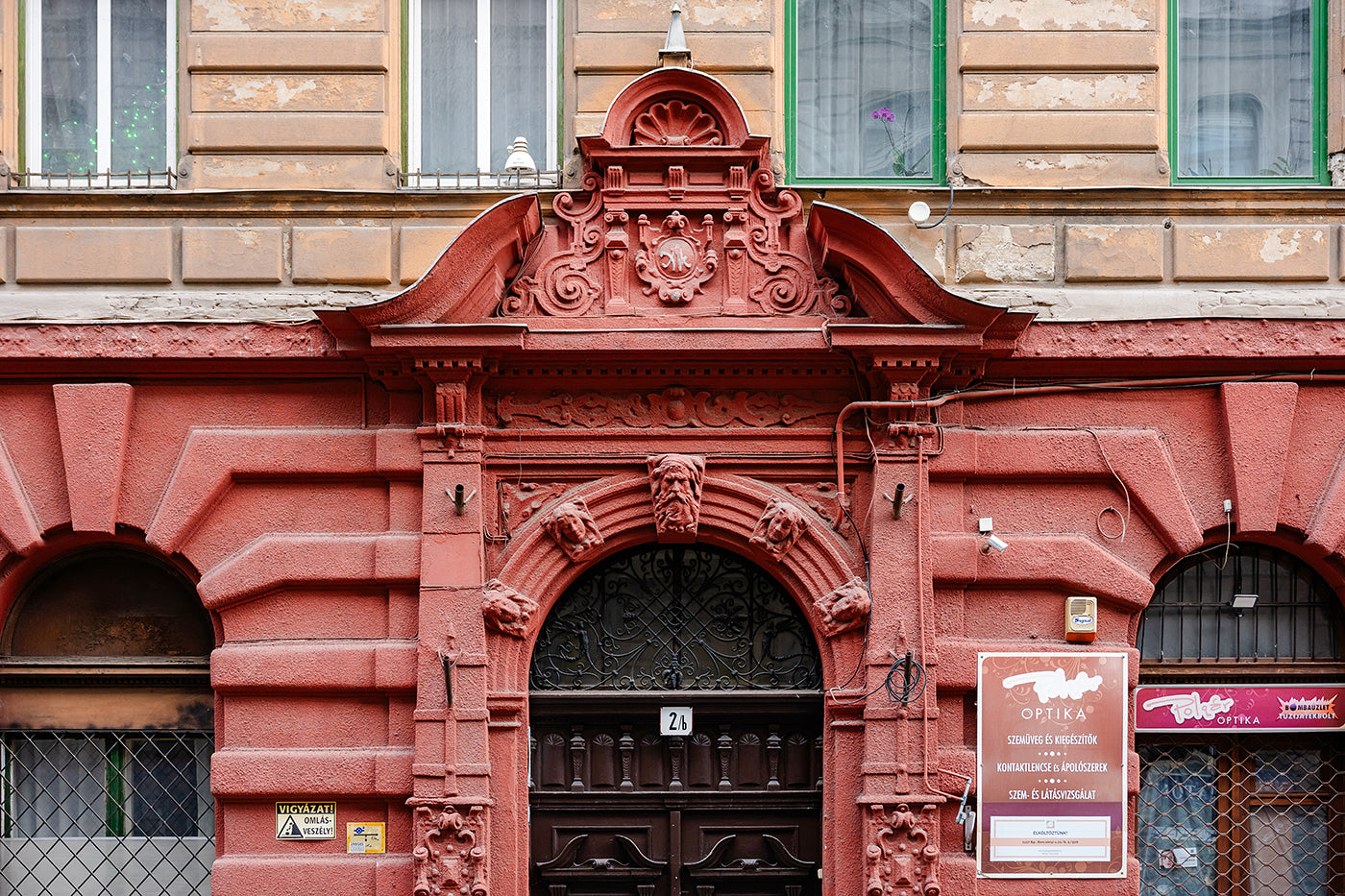 Berzsenyi utca 2/b kapuja #8549