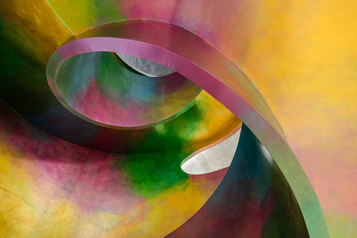 Budapest – Szivárványszínű csigalépcső a Hungarian Art & Business (HAB) épületében | Fine Art giclée fotónyomat és falikép