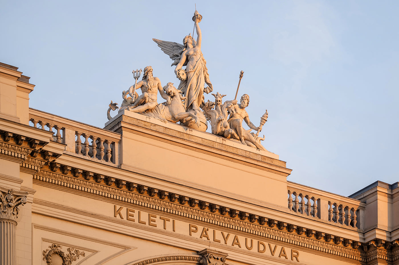 A közlekedés allegóriája c. szoborcsoport a Keleti pályaudvar tetején #8780