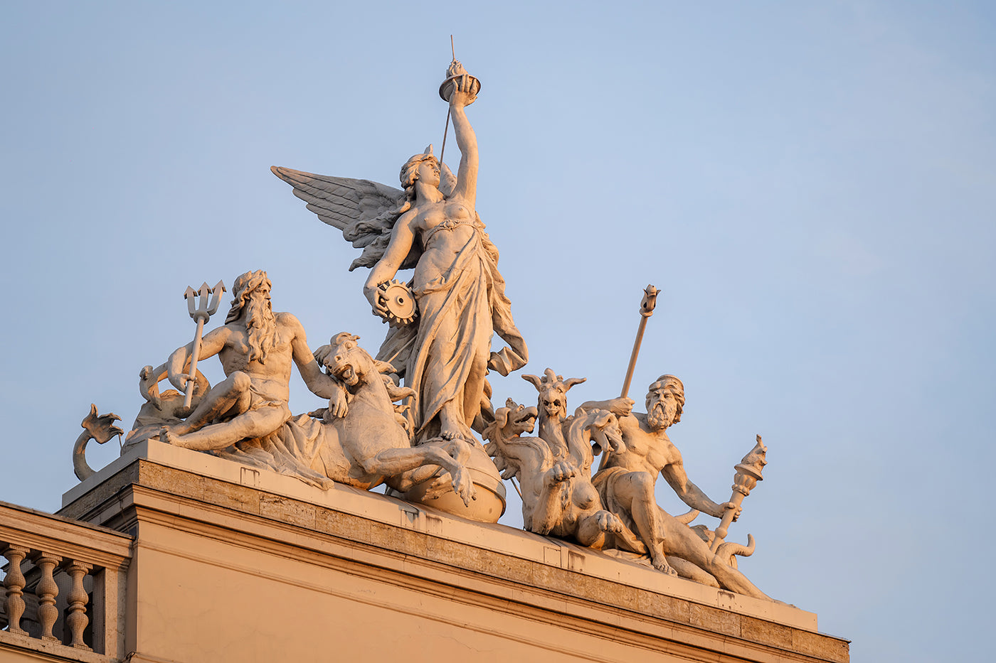 A közlekedés allegóriája c. szoborcsoport a Keleti pályaudvar tetején #8781