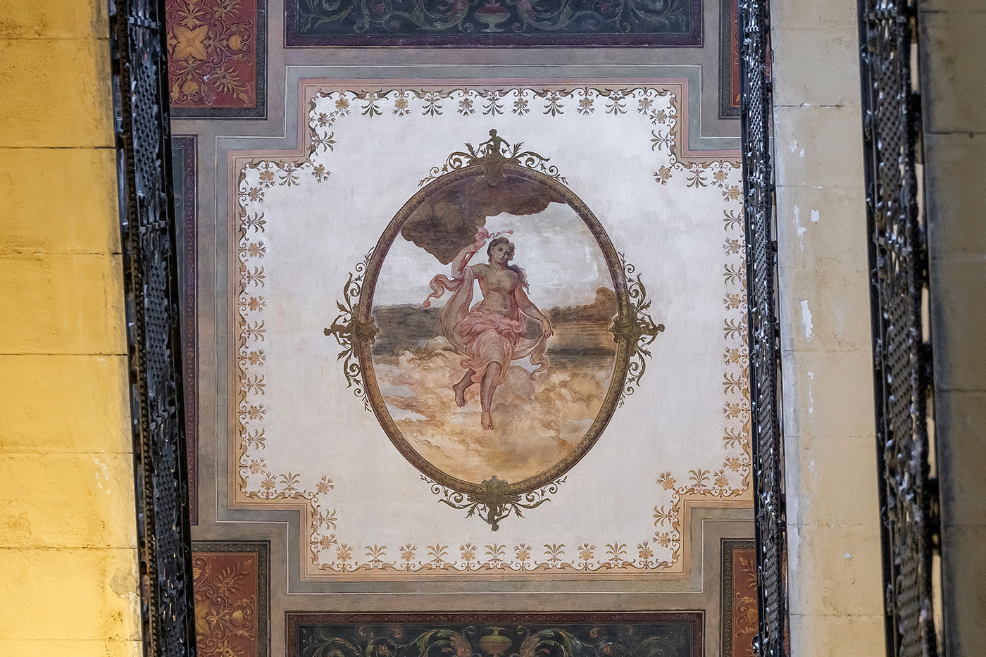 Fresco in the 1st stairwell of Bajnok Street #8954