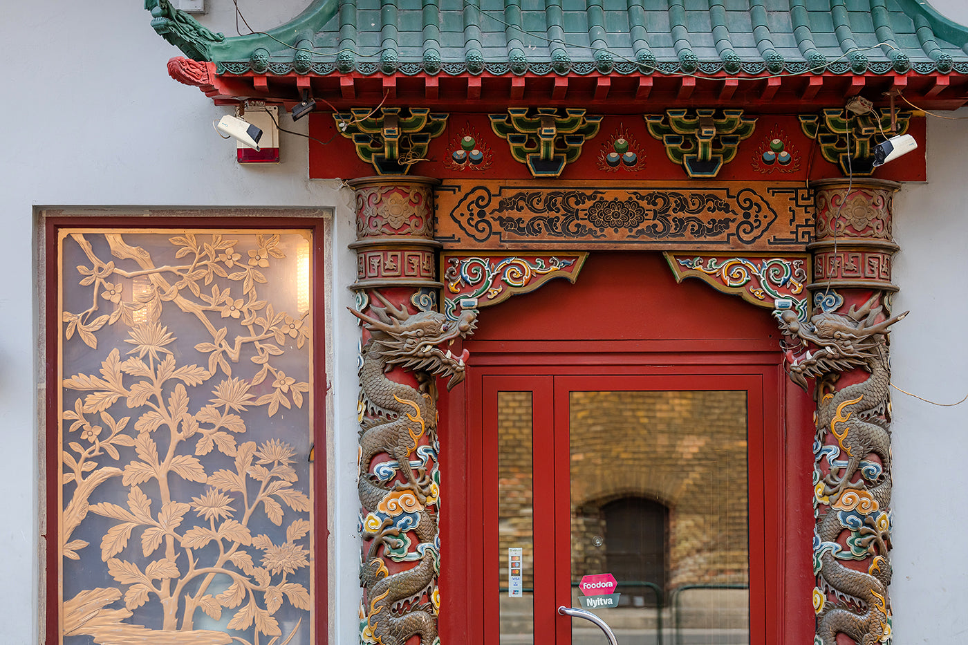 Gate of a Chinese restaurant on Népszínház Street #9035