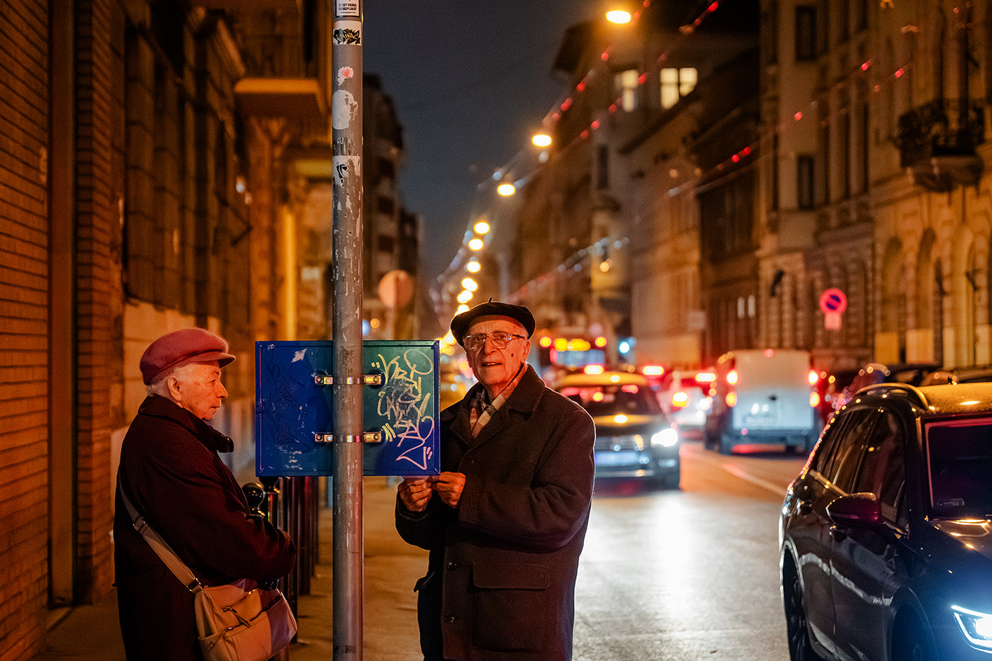 People waiting for a trolleybus on Izabella Street #9039