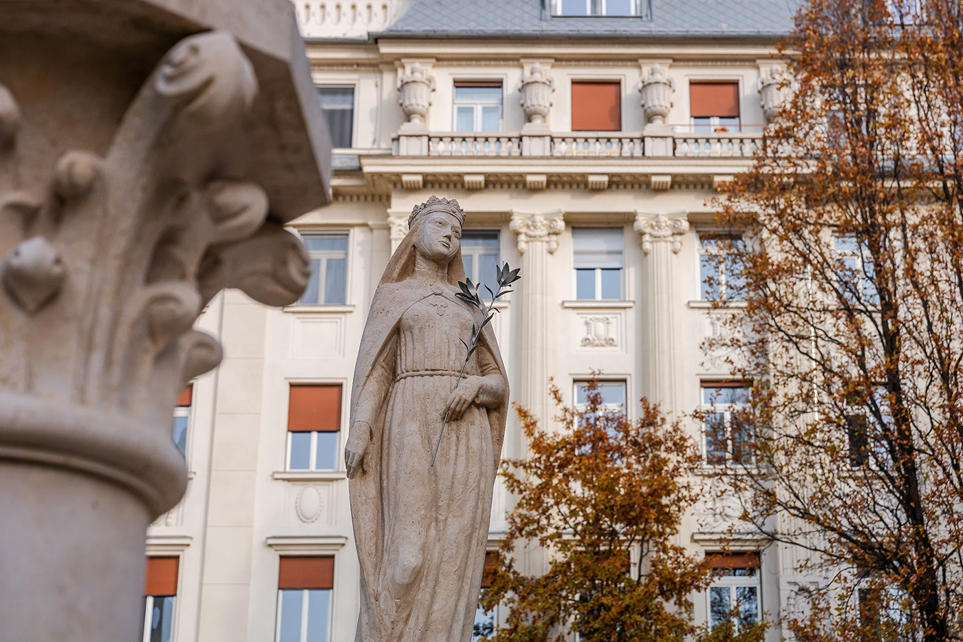 Szobor a Belvárosi Nagyboldogasszony Plébániatemplom kertjében #9065